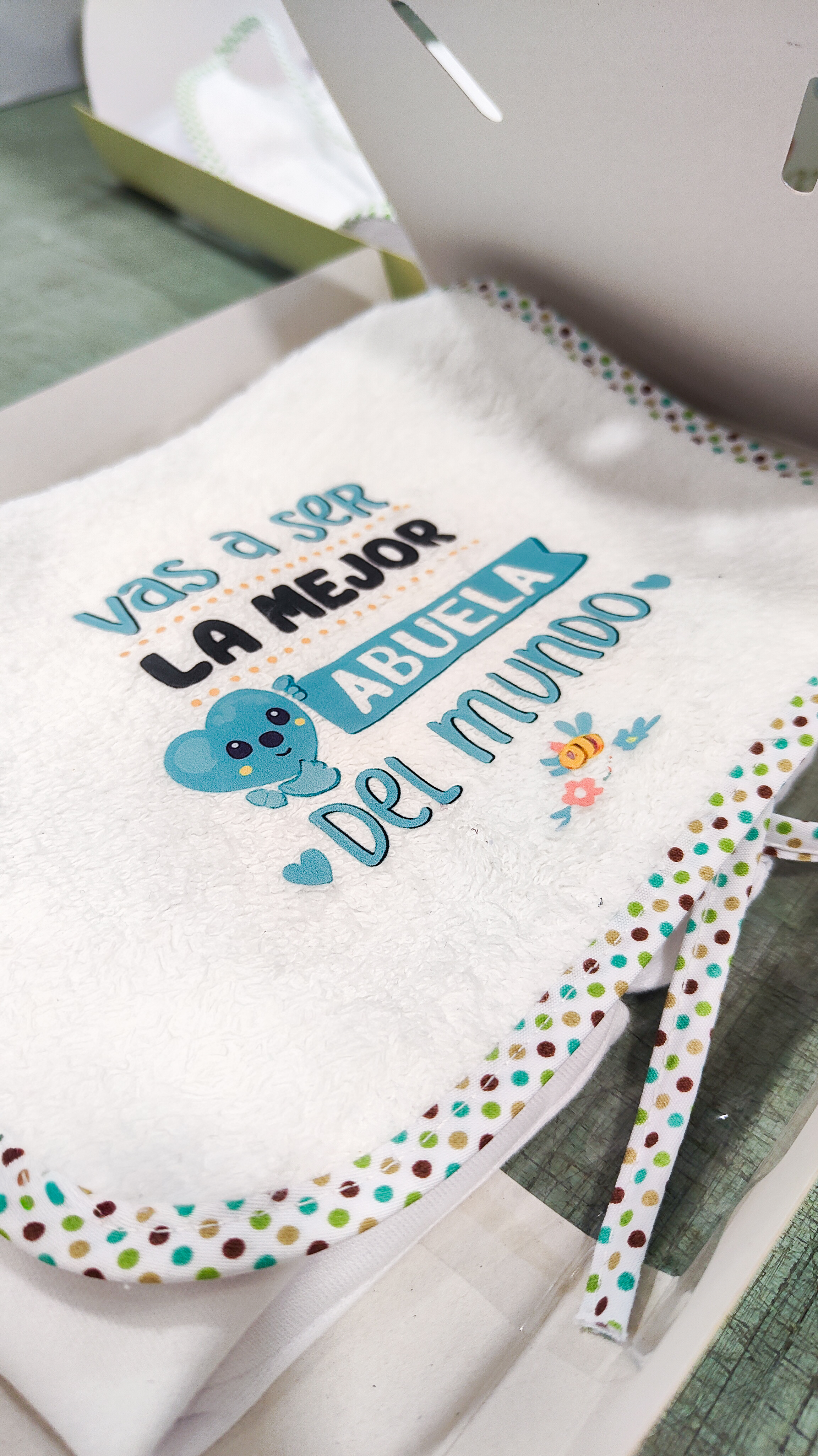 Regalo de un babero personalizado hecho en Copy Art, Sant Boi de Llobregat
